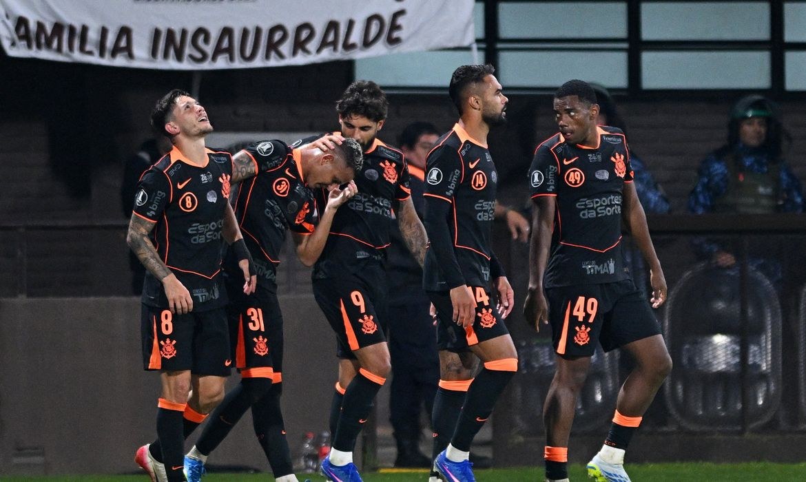 Corinthians vence Platense por 2 a 0 na estreia de Diniz na Libertadores