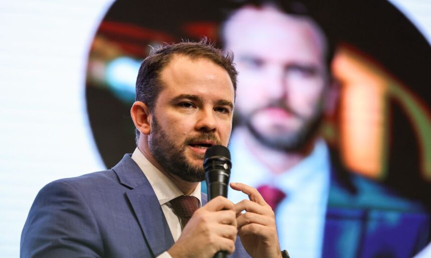 Dario Durigan assume Fazenda com desafios fiscais e pressões eleitorais