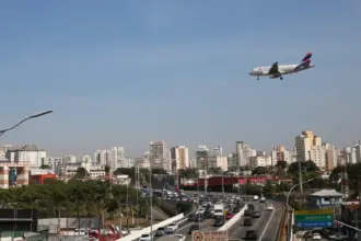 Empresas aéreas recebem linha de crédito para enfrentar alta de custos