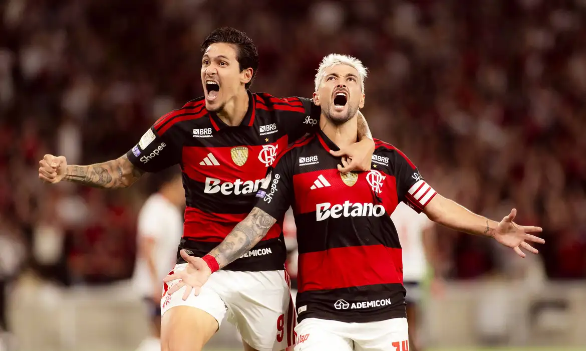 Flamengo vence Vitória por 2 a 1 na estreia da Copa do Brasil