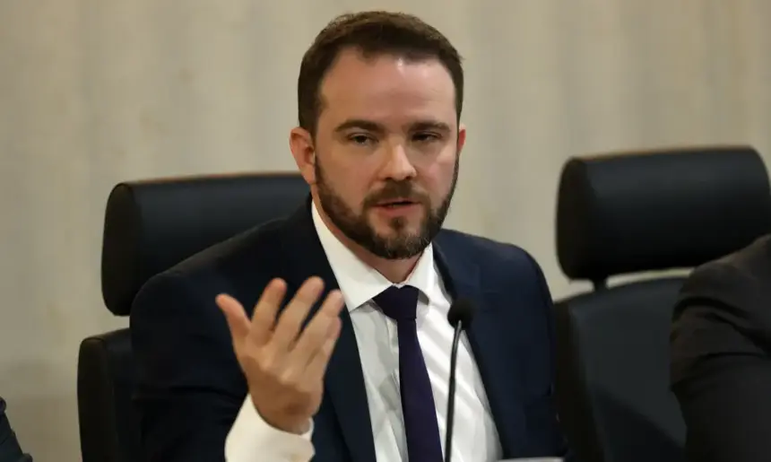 Governo aumenta imposto sobre cigarros para compensar isenção de combustíveis