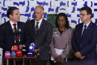 Hugo Motta mantém cronograma de votação da PEC sobre jornada de trabalho