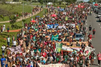 Indígenas de todo o Brasil ocupam a Esplanada dos Ministérios