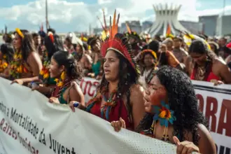 Indígenas marcham em Brasília e reivindicam direitos e proteção ambiental