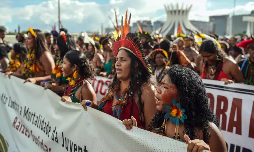 Indígenas marcham em Brasília e reivindicam direitos e proteção ambiental