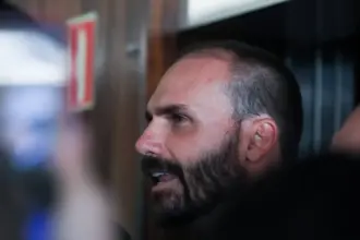 Moraes vota pela condenação de Eduardo Bolsonaro por difamação