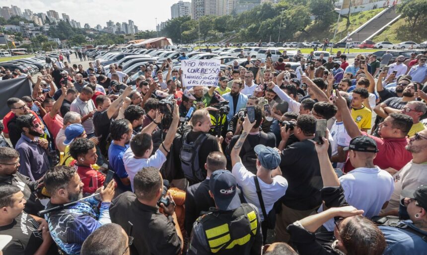 Motoristas de aplicativo protestam contra regulamentação em São Paulo