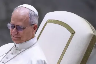 Papa Leão XIV critica mundo 'devastado por tiranos'