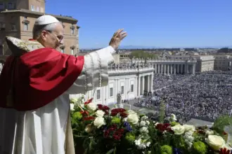 Papa Leão XIV alerta sobre indiferença à violência em missa de Páscoa