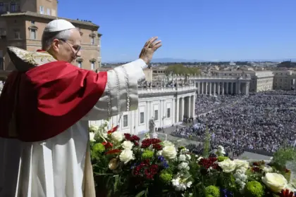 Papa Leão XIV alerta sobre indiferença à violência em missa de Páscoa