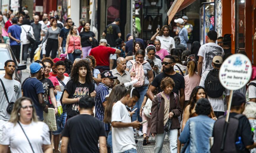 População brasileira cresce em ritmo menor e apresenta envelhecimento