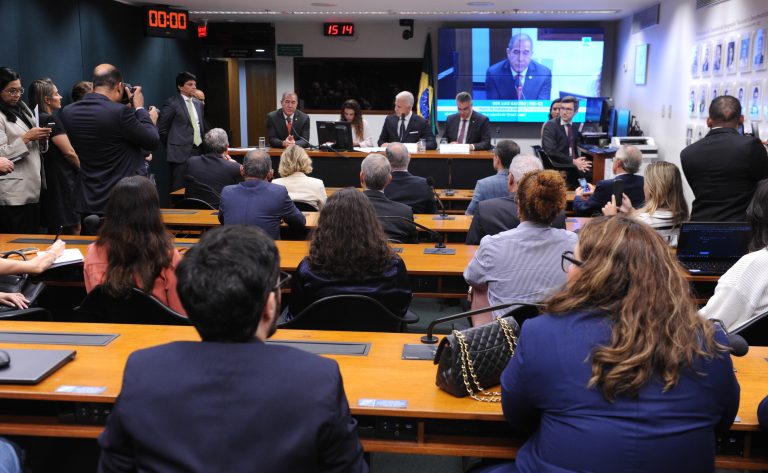 Comissão da Câmara vota relatório parcial sobre pirataria nesta terça