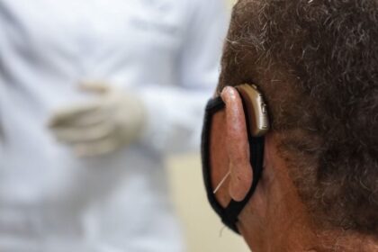 Projeto permite deduzir aparelhos auditivos do Imposto de Renda