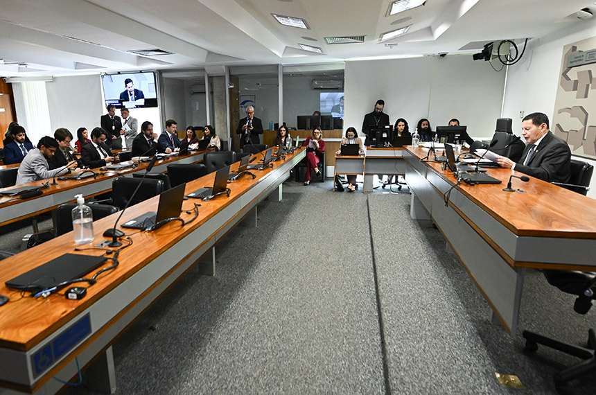 Senado analisa porte de arma para mulheres com medida protetiva