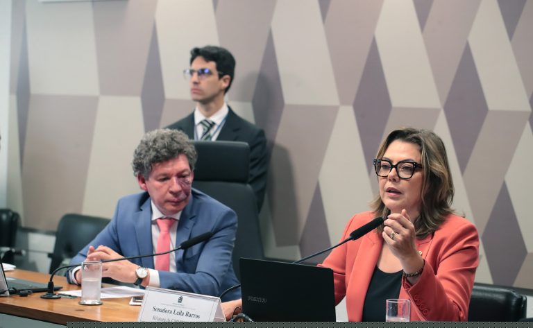 Comissão vota isenção de imposto para compras até 50 dólares