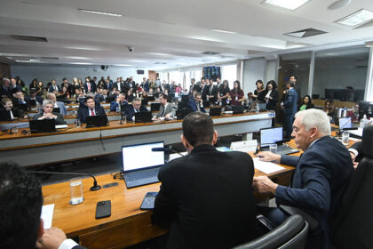 CCJ analisa fim da escala de trabalho 6x1 nesta quarta