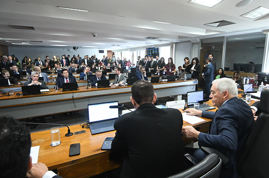 CCJ analisa fim da escala de trabalho 6x1 nesta quarta