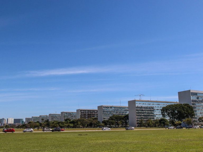 Governo prevê salário mínimo de R$ 1.741 para 2027