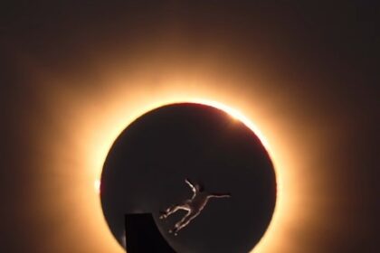 Skatista espanhol realiza salto durante eclipse solar
