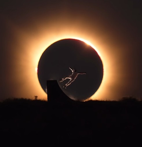 Skatista espanhol realiza salto durante eclipse solar