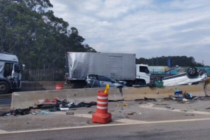 Acidente com seis carros bloqueia Via Dutra em São José dos Campos