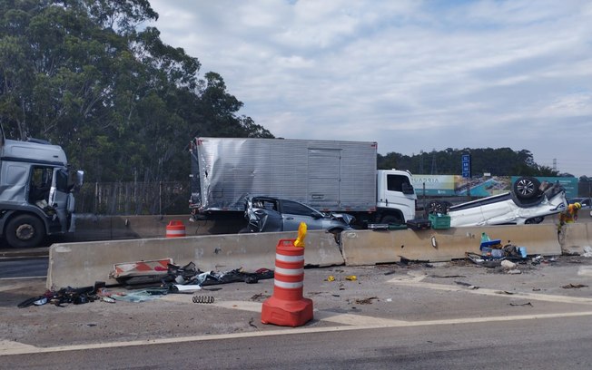 Acidente com seis carros bloqueia Via Dutra em São José dos Campos