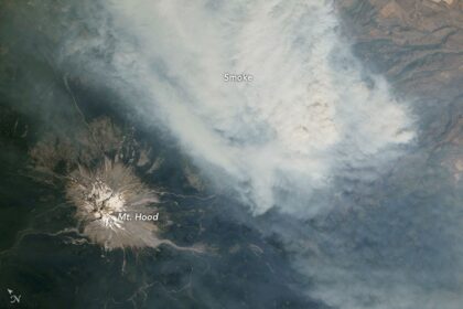 Fumaça de incêndios cobre vulcões da Cordilheira Cascade