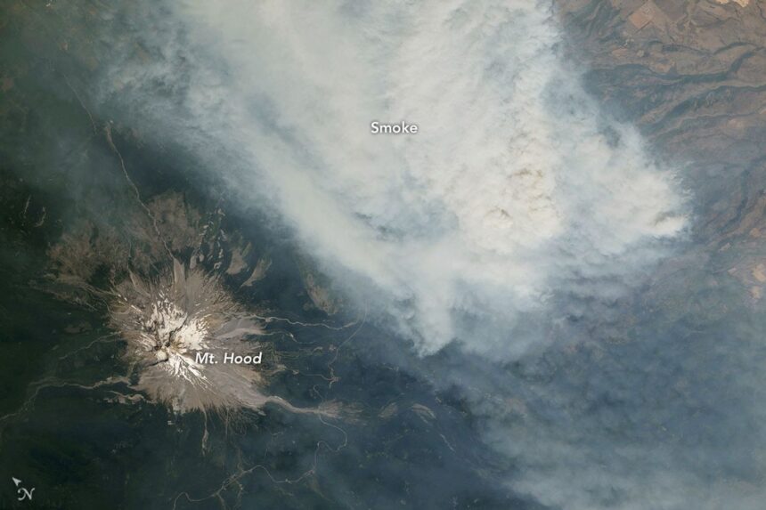 Fumaça de incêndios cobre vulcões da Cordilheira Cascade