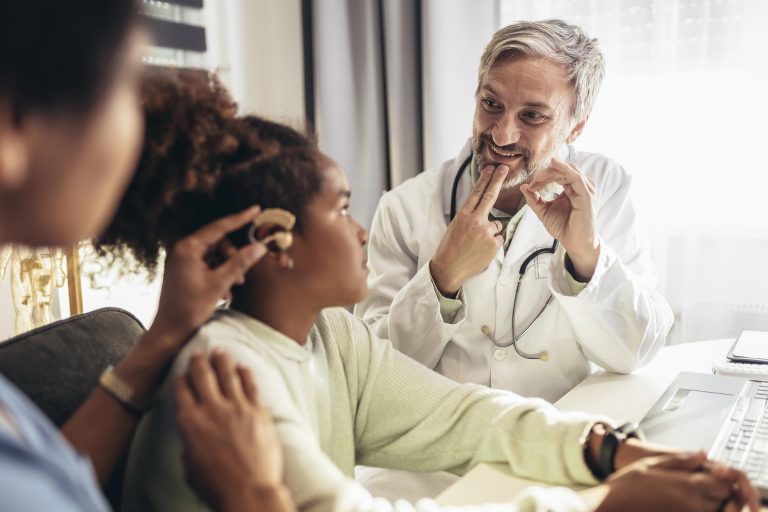 Comissão aprova projeto que garante intérprete de Libras em hospitais