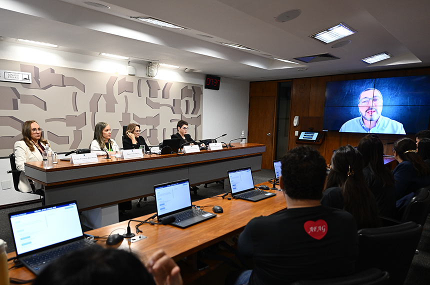Debatedores pedem novos tratamentos no SUS para doença rara do sangue