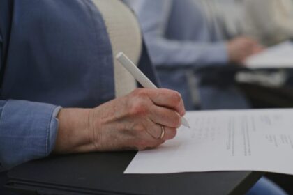 Comissão aprova lei que garante igualdade em concursos para idosos