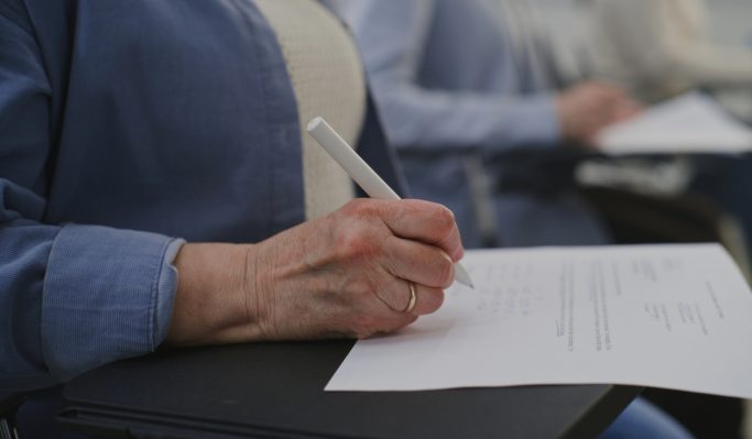 Comissão aprova lei que garante igualdade em concursos para idosos
