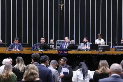 Câmara aprova urgência para leis sobre saúde e universidades