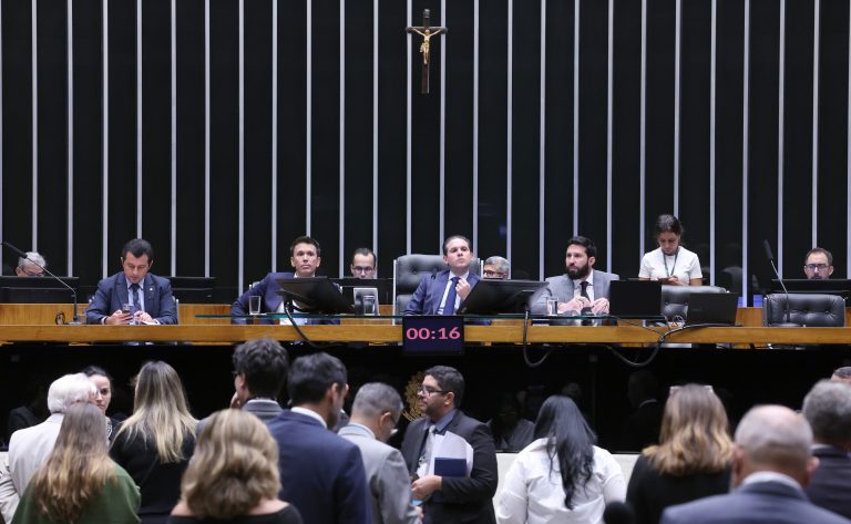 Câmara aprova urgência para leis sobre saúde e universidades