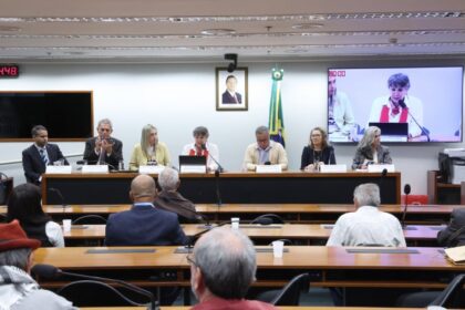 Comunidades de rádio e TV pedem recursos e novas outorgas
