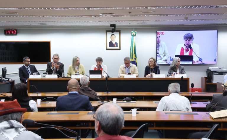 Comunidades de rádio e TV pedem recursos e novas outorgas