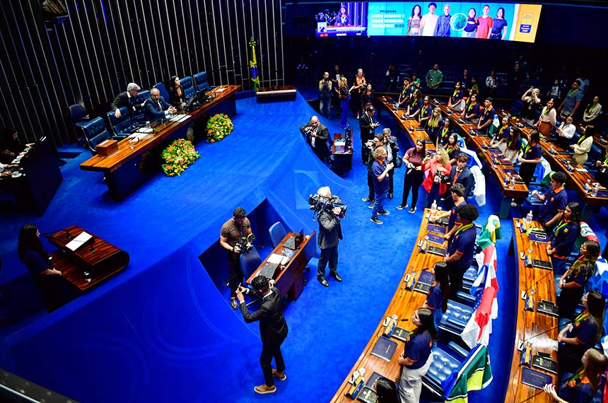 Jovens senadores tomam posse na Semana de Vivência Legislativa