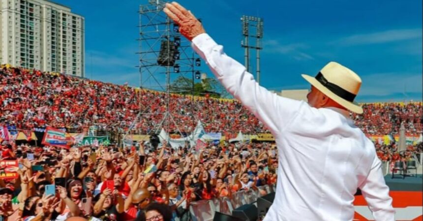 Lula faz primeiro ato de campanha e pede maioria no Congresso