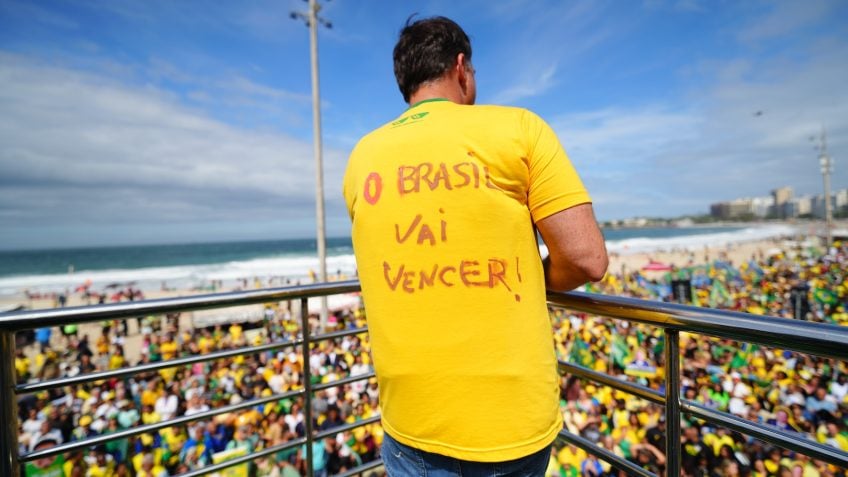 Ato de senador no Rio reúne cerca de nove mil pessoas
