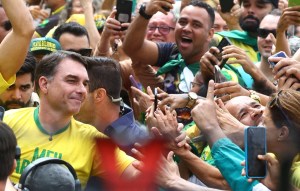 Ato de Flávio Bolsonaro reúne cerca de 8,9 mil pessoas no Rio