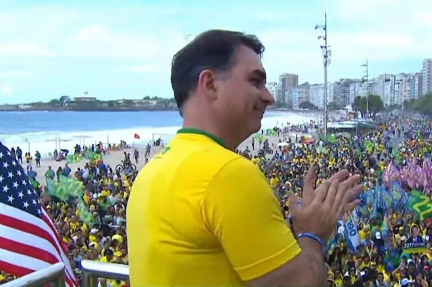 Flávio Bolsonaro inicia campanha com ataques a Lula