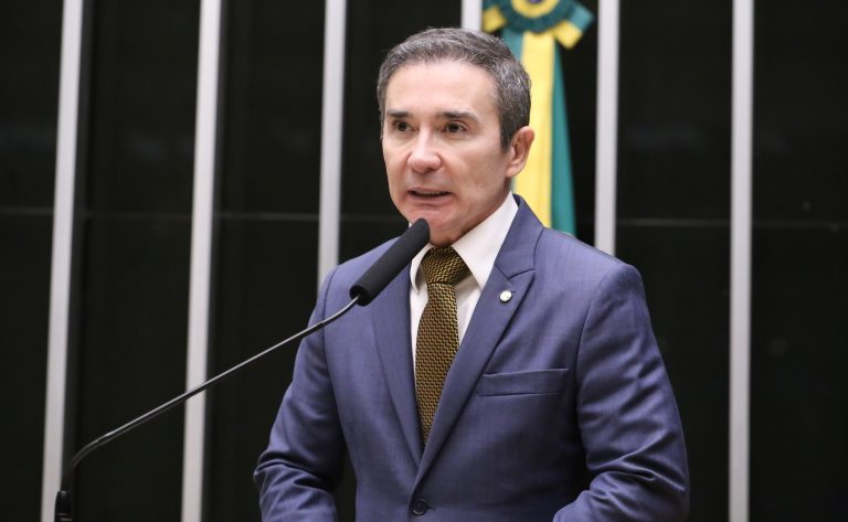 Comissão aprova regra que aplica proteção de dados a IA