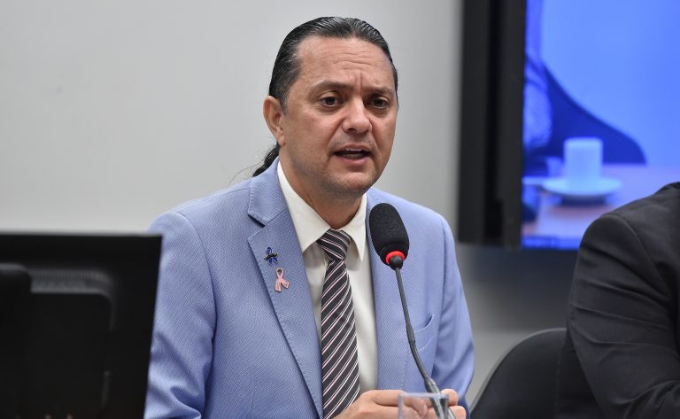 Comissão aprova exigência de antecedentes para cuidadores de idosos