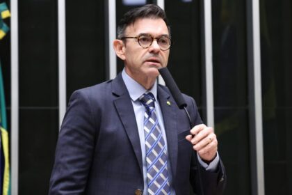 Comissão aprova exigência de profissional com Libras em gestão escolar