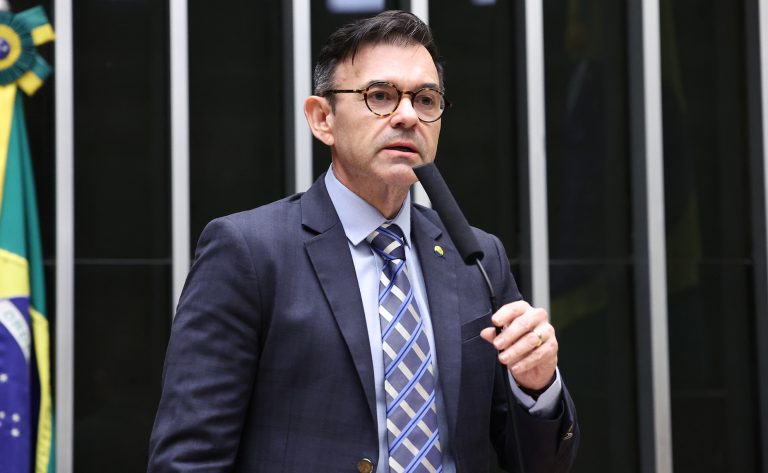 Comissão aprova exigência de profissional com Libras em gestão escolar