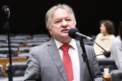 Comissão aprova projeto que exige placas em obras públicas