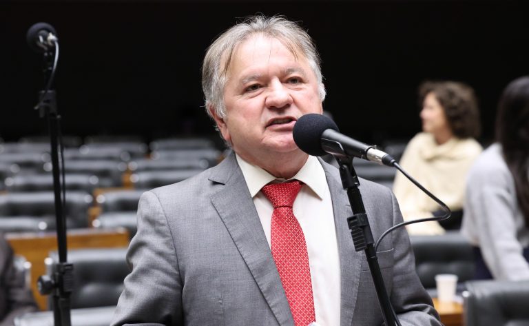 Comissão aprova projeto que exige placas em obras públicas