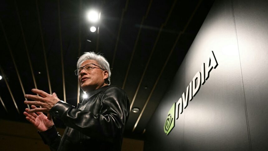 Nvidia equilibra vendas de chips novos com valorização de modelos antigos