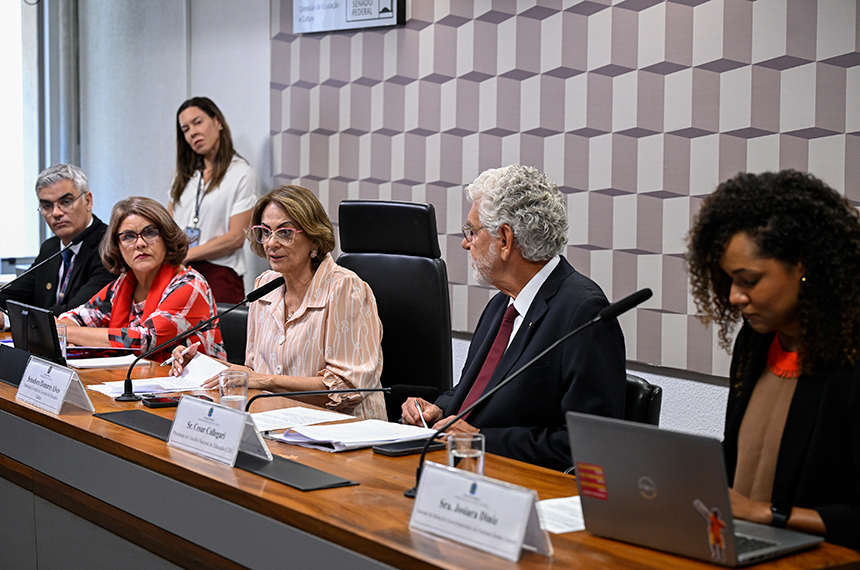 Audiência aponta avanço do tempo integral e desafios na educação pública
