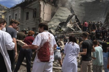 Bombardeio russo atinge Kiev e causa vítimas